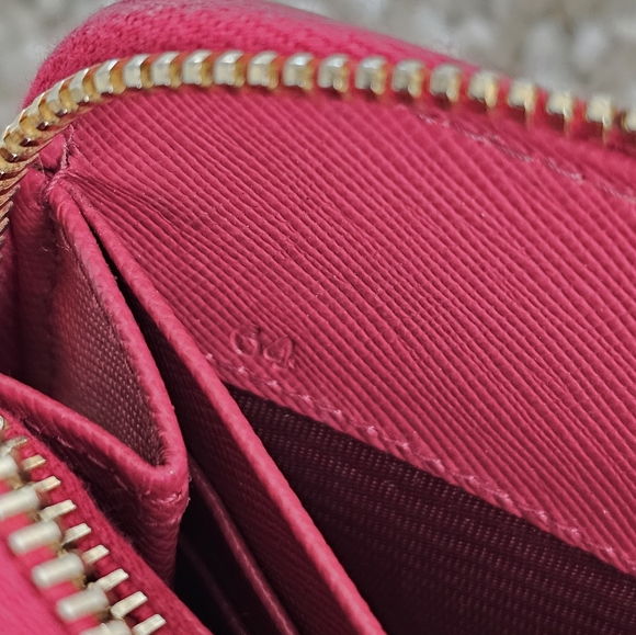 ❤️‍🔥 LOW START ❤️‍🔥 Authentic Prada zippy wallet - Picture 9 of 12